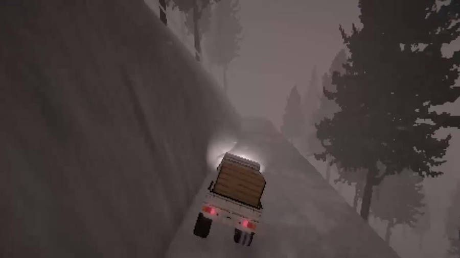 Liten lastbil kör genom en dimmig, mörk skogsmiljö i ett spel
