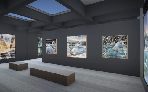 Mörkt galleri med inramade digitala landskapsbilder och takljus